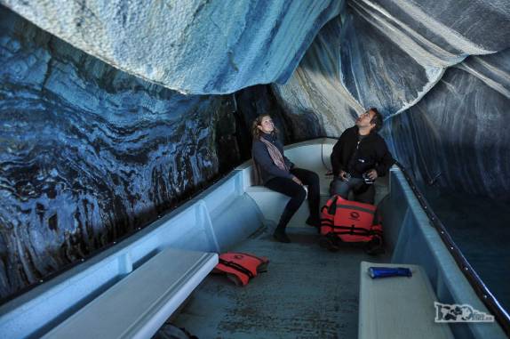 Observando o interior da Catedral de Mármore, no lago General Carrera, região de Puerto Rio Tranquilo, na Carretera Austral, sul do Chile